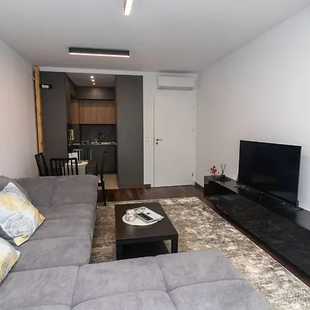 Georgi's 1 Bedroom Quiet With Garage Apartmán